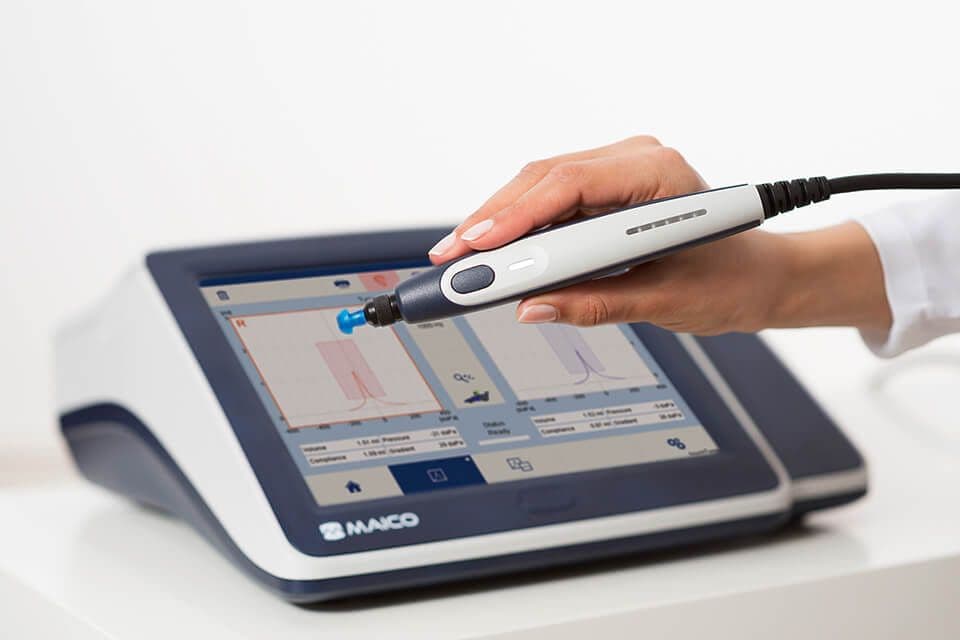 Hand mit Stiftsonde eines Tympanometers von MAICO